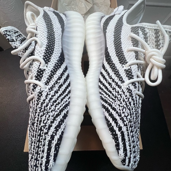 Yeezy Boost 350 V2 “Zebra” - Picture 4 of 9